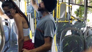 Estudante deixa homem esfregar pau em sua bunda no ônibus e fode em público!