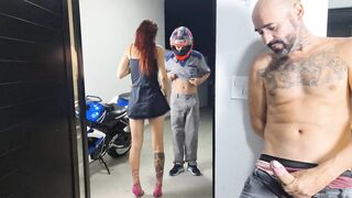 Esposa recebe motoboy e corno se masturba!