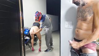 Esposa recebe motoboy e corno se masturba!