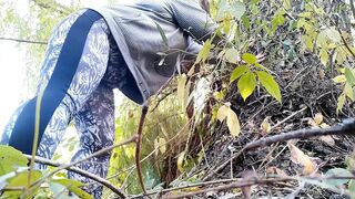 Aged stepmom bangs herself doggy position outdoors