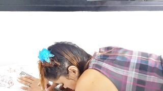 Meia-irma leva gozada dentro da buceta apertada ao ser pega se masturbando!