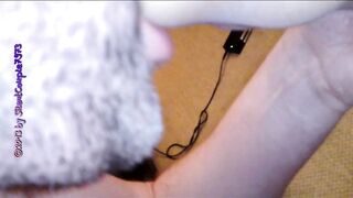 Er spielt an Ihren Nylonfüssen