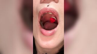 JanaSparksxx swallows entire gummies for her vore fans