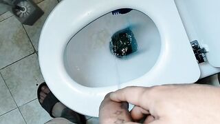 Latin pair pee for everybody with fetish