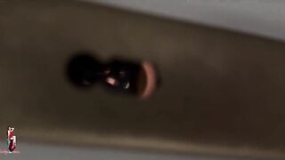 Mia moglie mi fa buttare la immondizia per scopare il suo amico