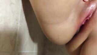 Frotando mi delicioso coño en la ducha