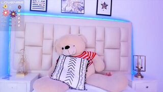 I love showing off my body 'cuz it makes me slutty knowing that u masturbate whilst u watch me