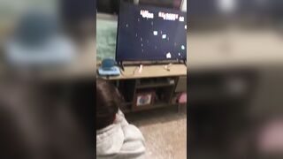 LE GUSTA QUE SE LA COJAN MIENTRAS JUEGA ????????