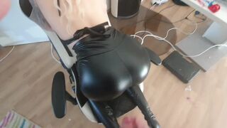 Asisstent gefickt spritz mir auf den prallen Lederarsch