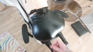 Asisstent gefickt spritz mir auf den prallen Lederarsch