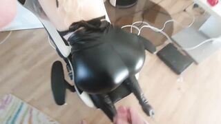 Asisstent gefickt spritz mir auf den prallen Lederarsch