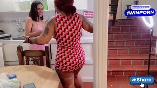 Fóllame lentamente para que mi madrastra no escuche! Divertido trío bi sexual con dos chicas tetonas