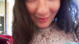 Il mio coinquilino mi vede, si dimentica di avere una ragazza e mi scopa forte! ????