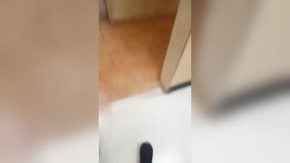 Muschi lecken auf der Toilette