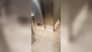 Muschi lecken auf der Toilette