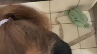 White floozy oral-sex in mall baths