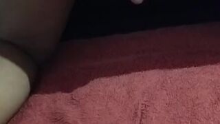 Se masturbando com o desodorante antitranspirante (Objetos do banheiro).