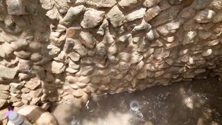 Mis vecinas cachondas se están duchando en el patio. Debo ir allí para verlo de cerca