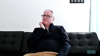 nineteen jähriges Model verwöhnt ihren Sugardaddy. Mit Samantha Sparkle und dem geilen Opa Hans.