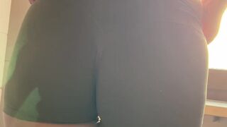 Hawt bayerisches Mädchen zieht ihre Yoga Panties runter und zeigt ihren heißen Arsch im Tanga