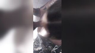 Me pide que la coja en el baño