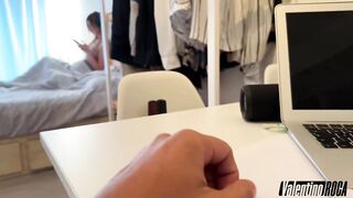 Encontré A Mi Compañera De Cuarto Tocando Su Coño Y Le Ofrezco Mi Gran PPolla Para Que Se Divierta