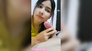 This guy convinced an eighteen-year-old gal to give up her virginity and filled her twat with a creampie