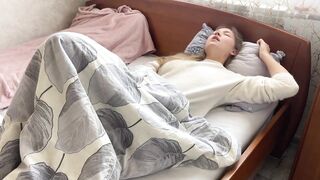 Caressing her cunt early in the morning. Homemade climax. Loud groans.