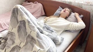 Caressing her cunt early in the morning. Homemade climax. Loud groans.