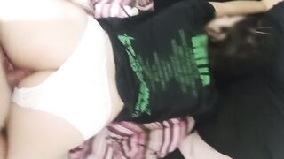 Latin chick de gran culo a cuatro patas quiere que la penetre