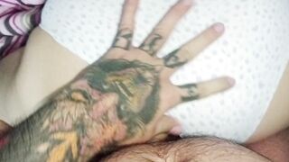 Latin chick de gran culo a cuatro patas quiere que la penetre