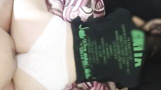 Latin chick de gran culo a cuatro patas quiere que la penetre