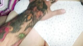 Latin chick de gran culo a cuatro patas quiere que la penetre