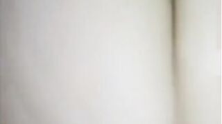 Chica caliente quiere montarme estando acompañados - 100% amateur