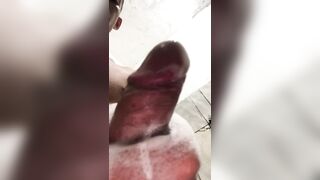 Batendo uma punheta no banho!