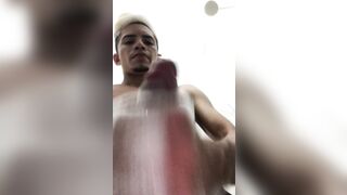 Batendo uma punheta no banho!