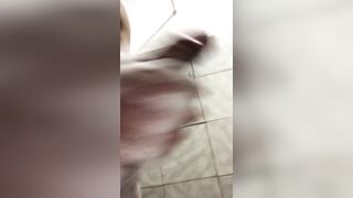 Batendo uma punheta no banho!