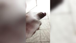 Batendo uma punheta no banho!