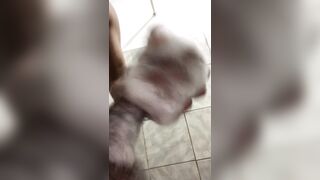 Batendo uma punheta no banho!