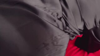 Мачеха застряла в диване, пришлось кончить в нее