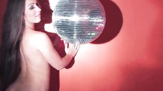 Ass Bubble beauty Lola Foxx dances then stuffs her vagina