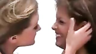 lesbian kiss kiss