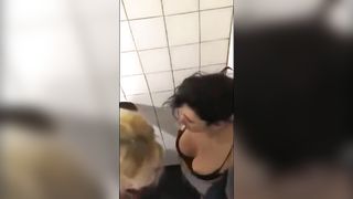Servicio discoteca - Lesbiana dominante pillada con su novia