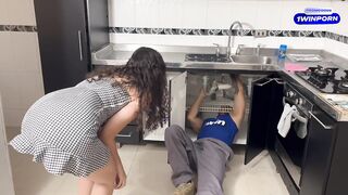 PLOMERO PERVERTIDO SE FOLLA A CHICA TÍMIDA QUE LO CONTRATÓ PARA REPARAR EL LAVAPLATOS