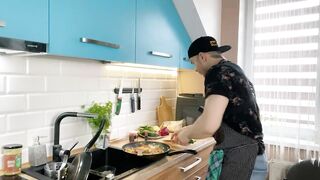 Bad Volodya i jego sposób na ryż po azjatycku. Gotowanie i ruchanie