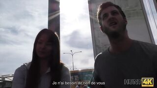 HUNT4K. Angella Christin de la estación de autobuses llega al servicio
