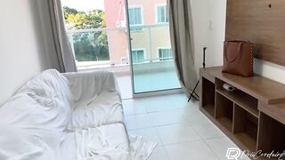 Corretora de imóveis gostosa da encima do cliente que fodeu ela no pelo dentro do apartamento