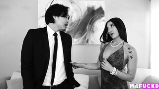 Femme fatale seduces intimate investigator