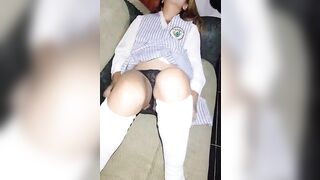 Dulce colegiala chupando verga