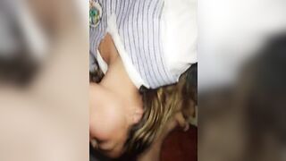 Dulce colegiala chupando verga